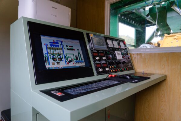 - Quạt hút: Ổ bi của quạt được thiết kế chạy ngâm trong dầu, tăng tuổi thọ, giảm thời gian bảo dưỡng.